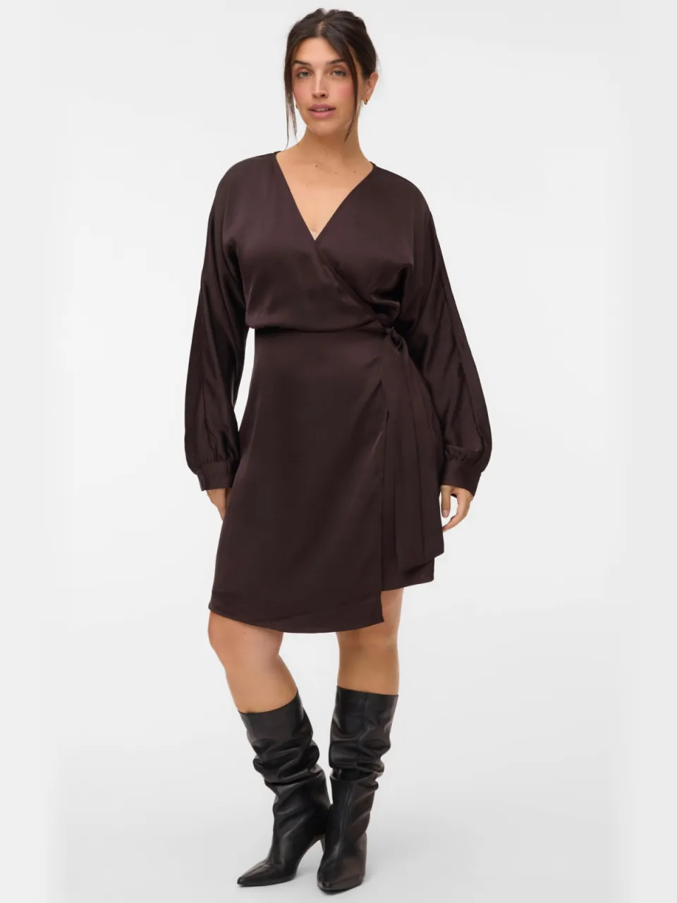 Vero Moda Curve x Wehkamp mini satijnen wikkeljurk Plus Size - donkerbruin