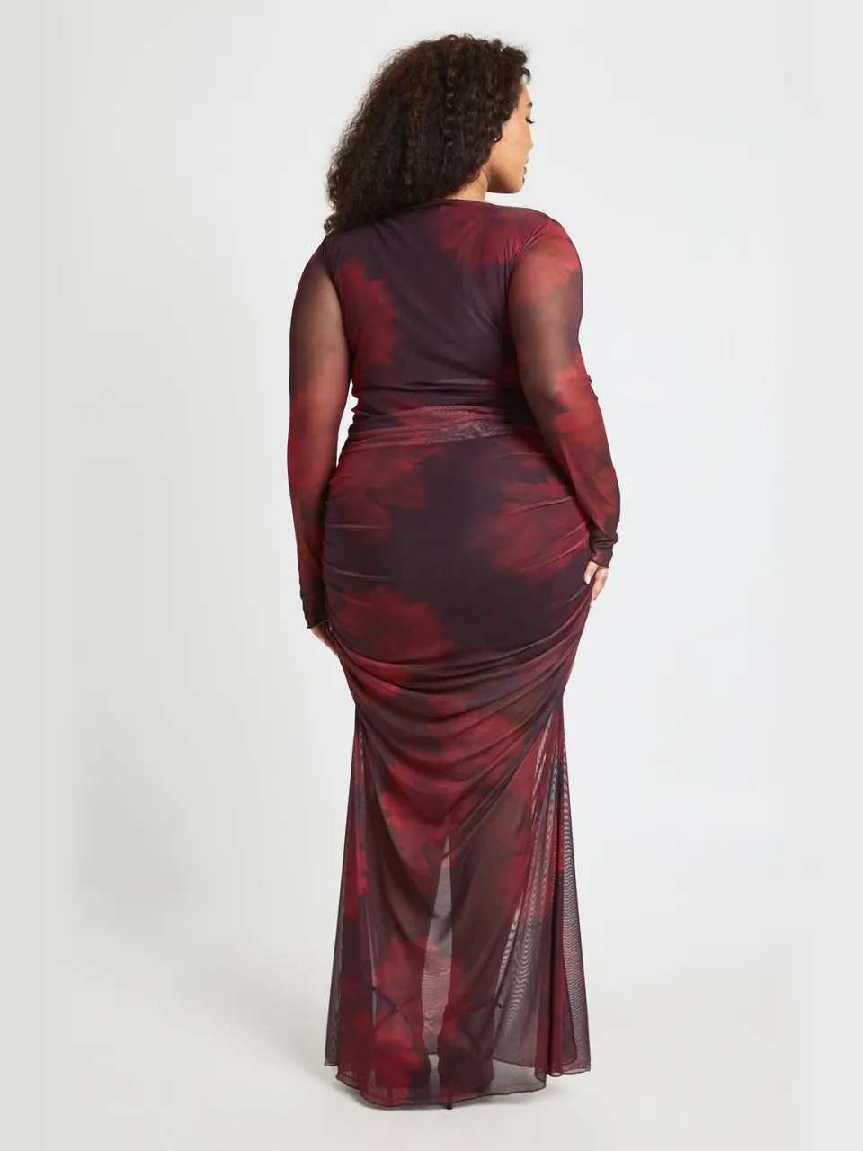 boohoo Dames Plus Gebloemde Geplooide Mesh Maxi Jurk rood, foto 2