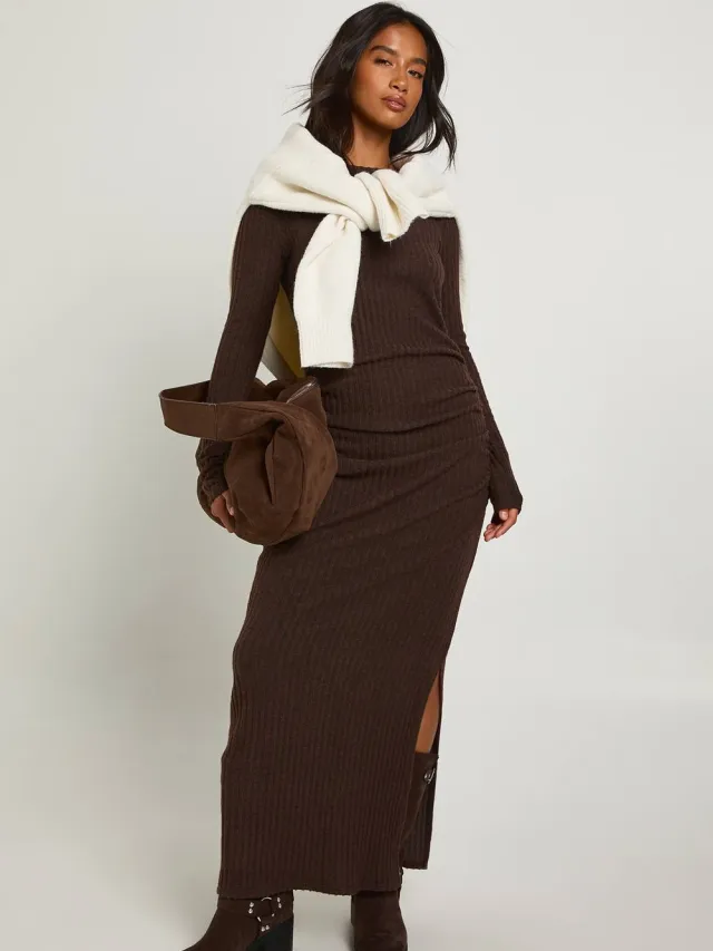 boohoo Dames Petite Geborstelde Rib Lange Mouw Maxi Jurk Chocoladebruin