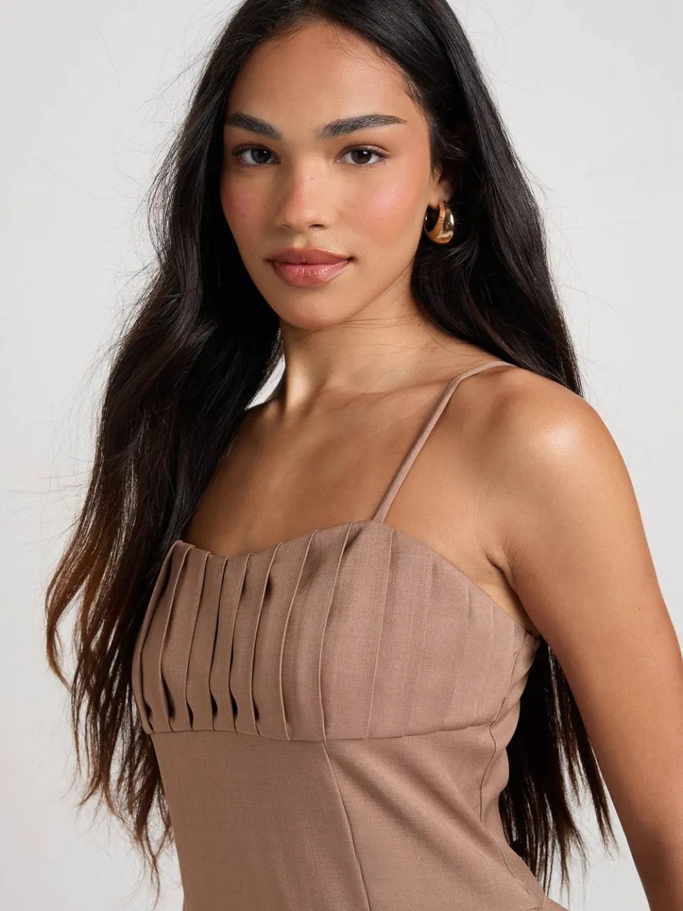 boohoo Dames Getailleerde Mini Jurk met PlooiDetail taupe, foto 4