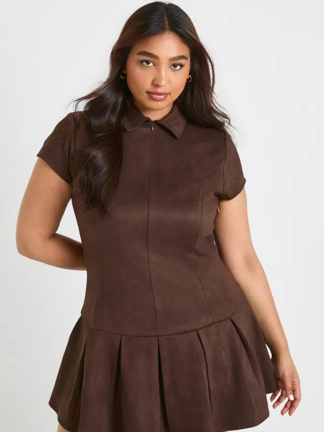 boohoo Dames Plus synthetisch suede korte mouwen geplooide mini jurk Chocoladebruin