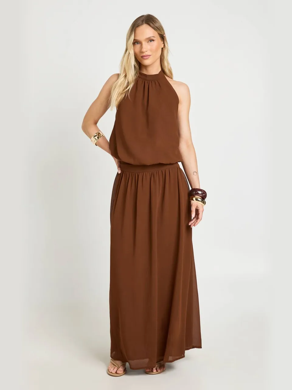 boohoo Dames Petite Chiffon Geplooide Maxi Jurk Met Lage Taille En Halternek chocoladebruin, foto 3