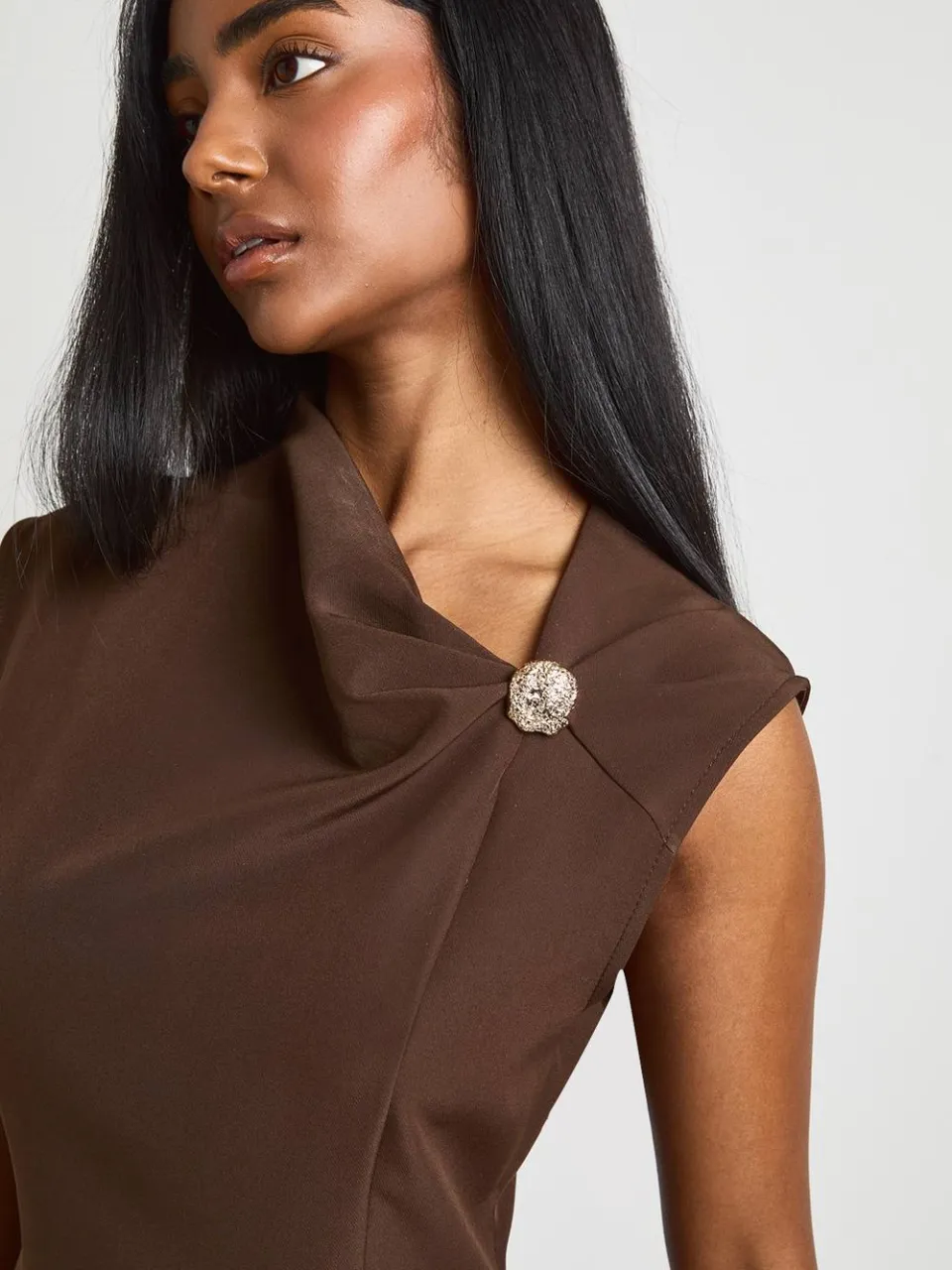 boohoo Dames Mini-jurk Met Asymmetrische Halslijn En Goudkleurige Afwerking, foto 4