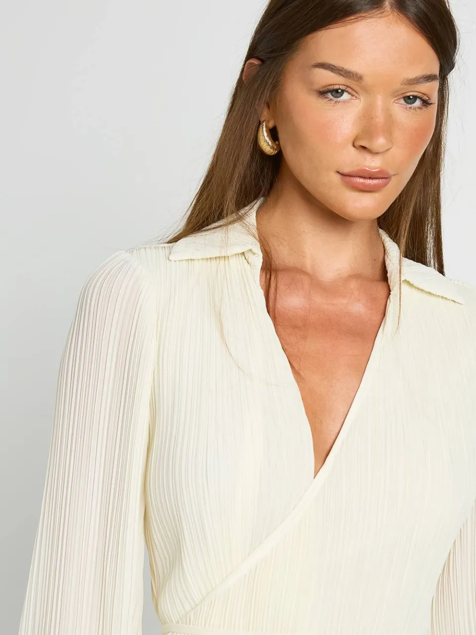boohoo Dames Premium Plisse Wikkel Maxi Jurk crème, foto 4