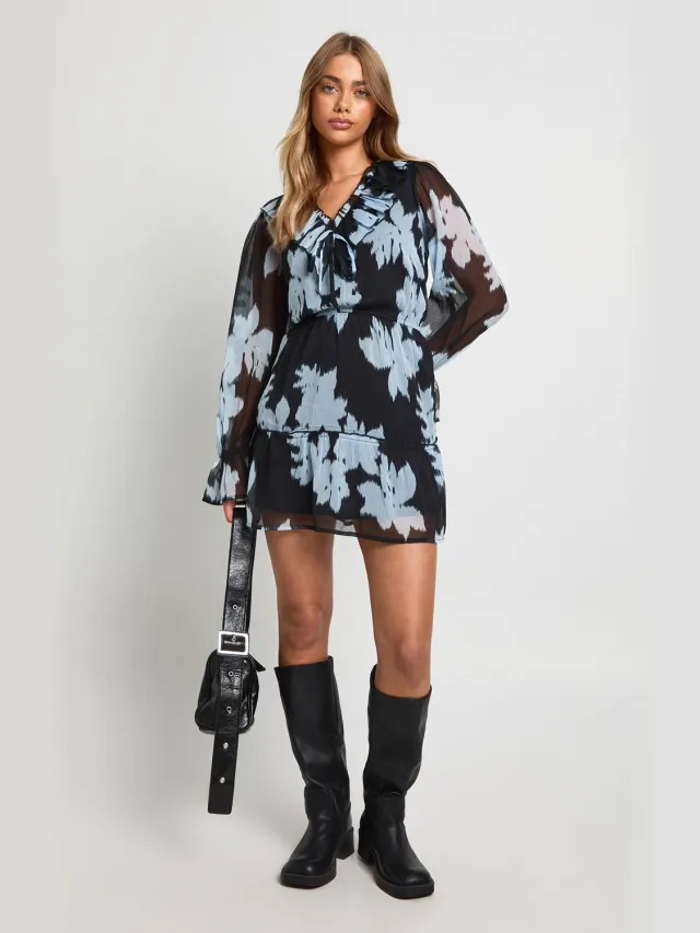 boohoo Dames Bloemige Chiffon lagelaagse smockjurk Chocoladebruin