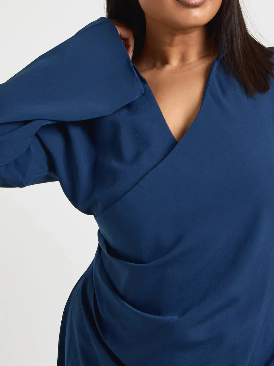 boohoo Dames Plus Geweven Wikkel Draperie Detail Mini Jurk marineblauw, foto 4