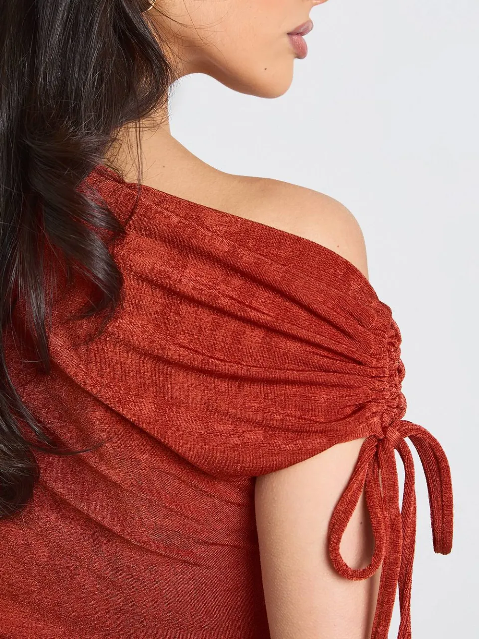 boohoo Dames Acetaat Slinky Asymmetrische Schouder Geplooid Detail Mini Jurk roest, foto 4