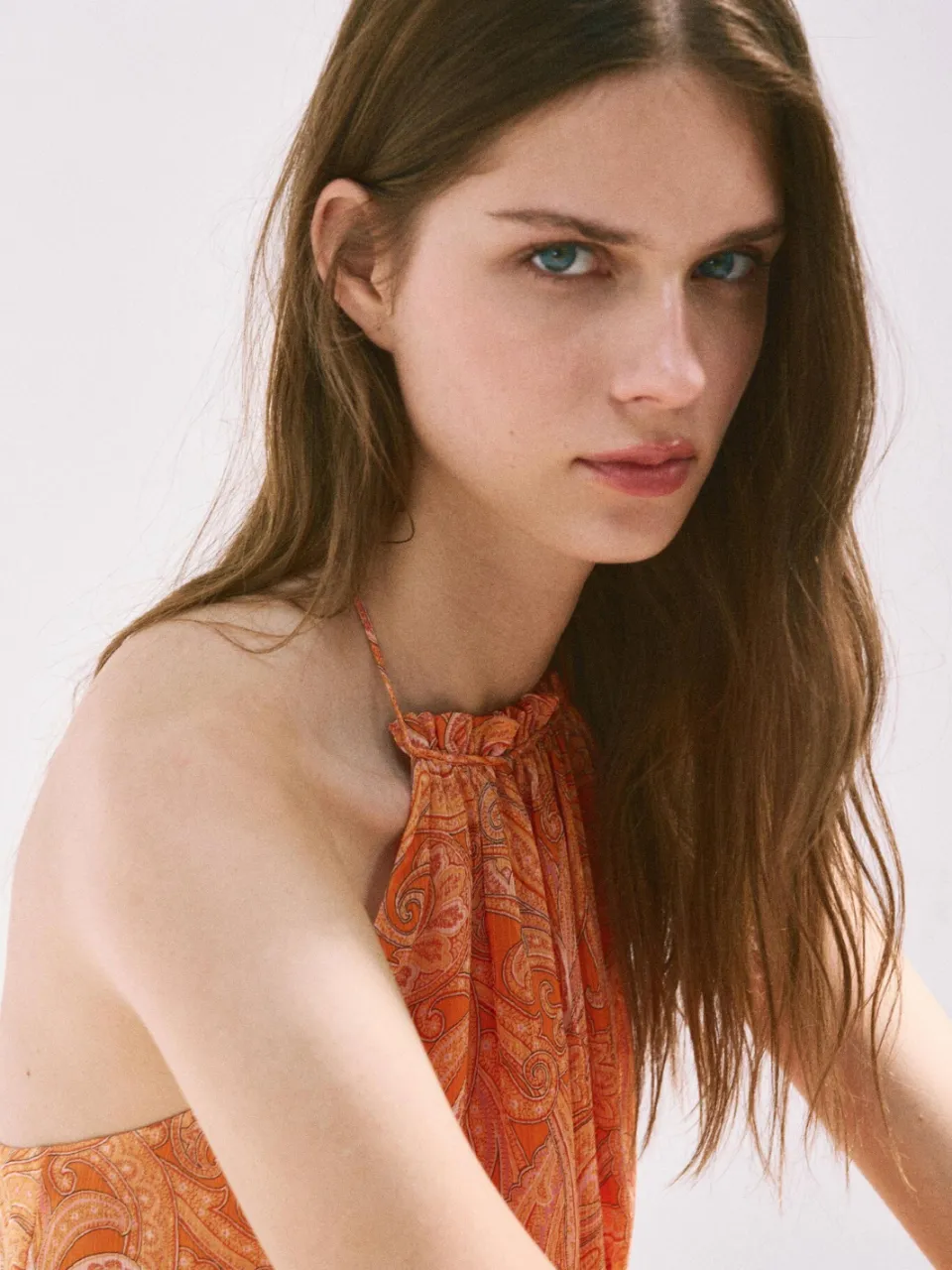 Mango korte halterjurk met open rug en paisley - oranje, foto 7