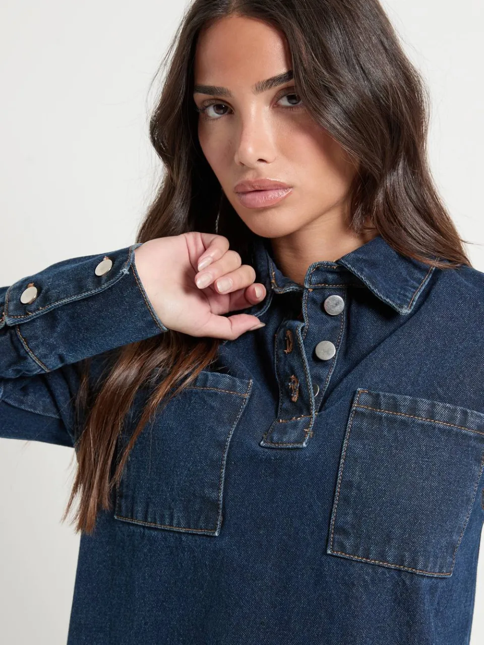 boohoo Dames Petite denimjurk met lange mouwen, foto 4