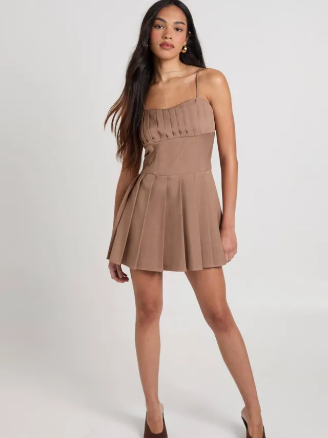 boohoo Dames Getailleerde Mini Jurk met PlooiDetail Taupe