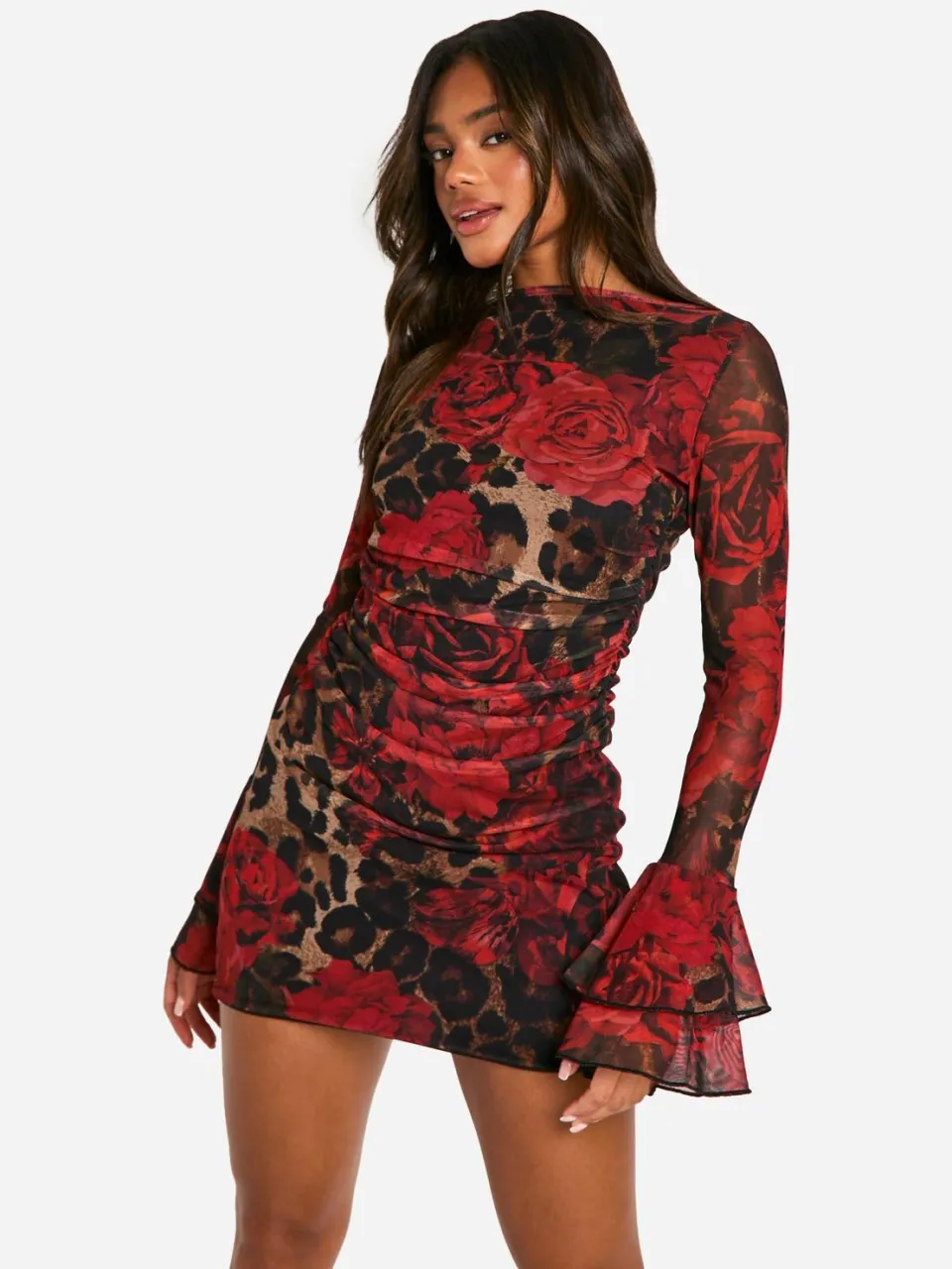 boohoo Dames Slash Neck Mixed Leopard Print Flare Sleeve Mini Dress luipaardprint, foto 3