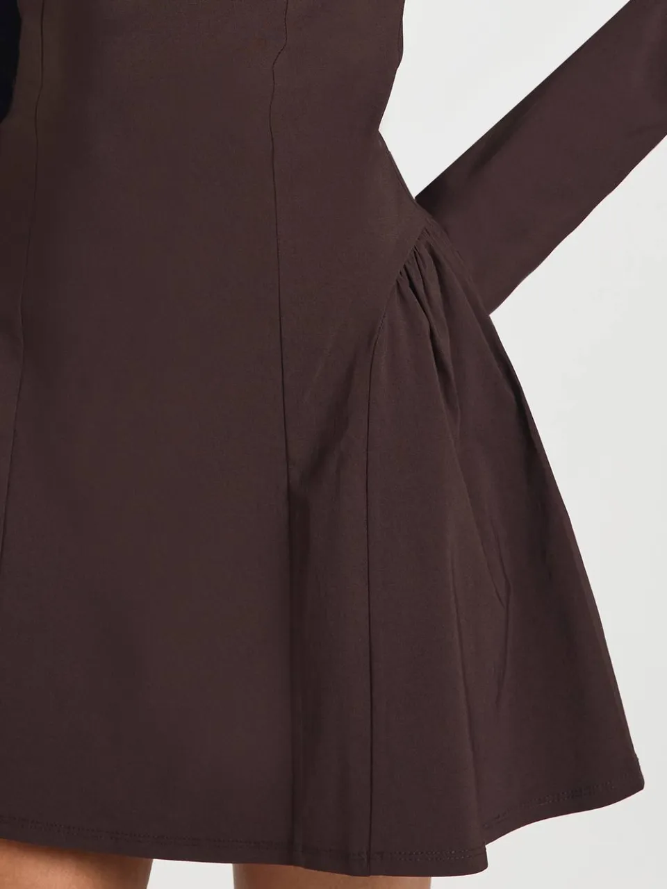boohoo Dames Bengaline Vierkante Hals Getailleerde Skater Jurk chocoladebruin, foto 4