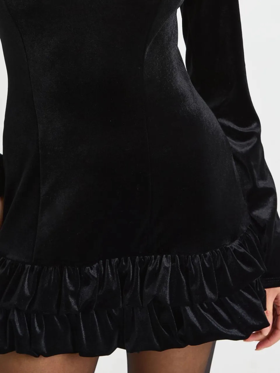 boohoo Dames Fluwelen mini-jurk met geplooide zoom en lange mouwen zwart, foto 4