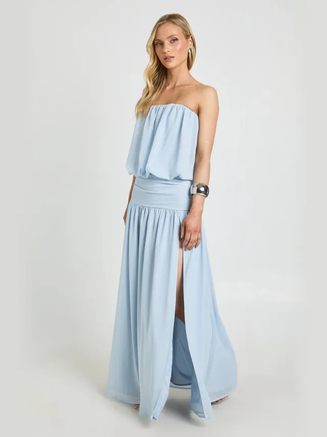 boohoo Dames Petite Chiffon Bandeau Blouson Geplooide Lage Taille Maxi Jurk Lichtblauw