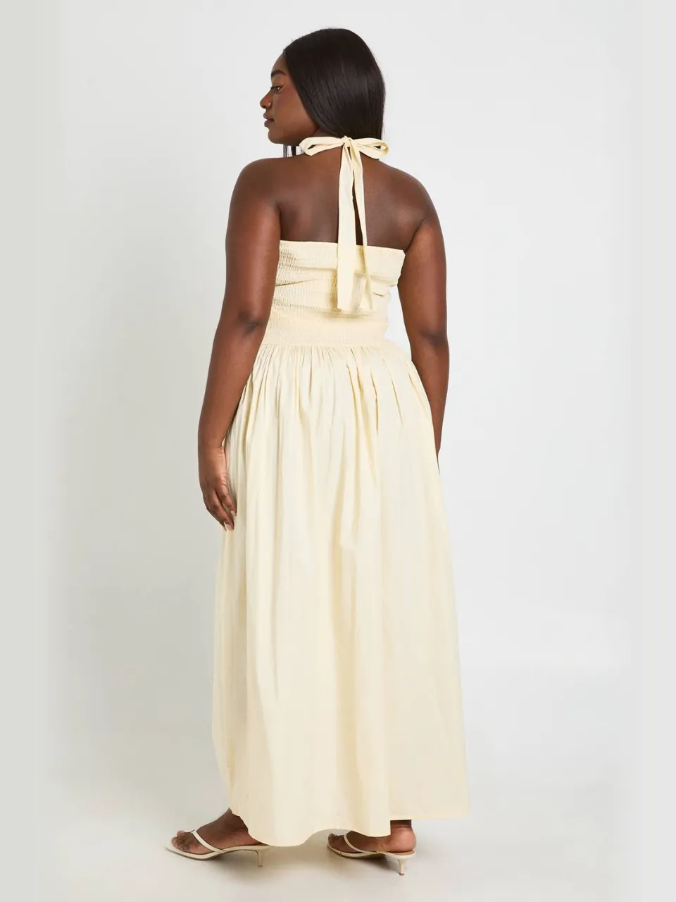 boohoo Dames Plus Maxi Jurk Met Halternek En Ruche Detail citroen, foto 2