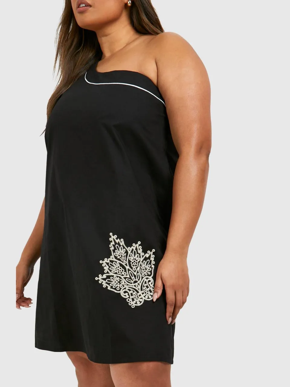boohoo Dames Plus geweven borduurdetail een-schouder mini-jurk zwart, foto 3