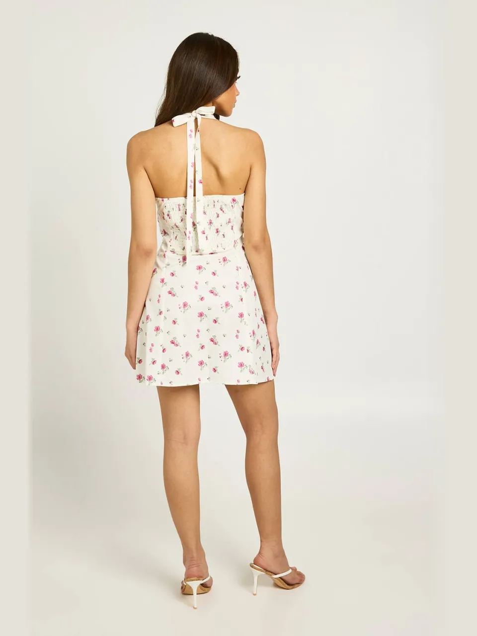 boohoo Dames Gebloemde Halter Mini Jurk Met Gerimpelde Buste ivoor, foto 2