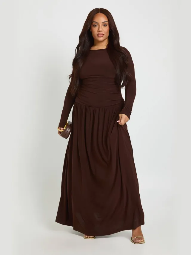 boohoo Dames Plus Soft Gerimpelde Lange Mouw Maxi Jurk Chocoladebruin