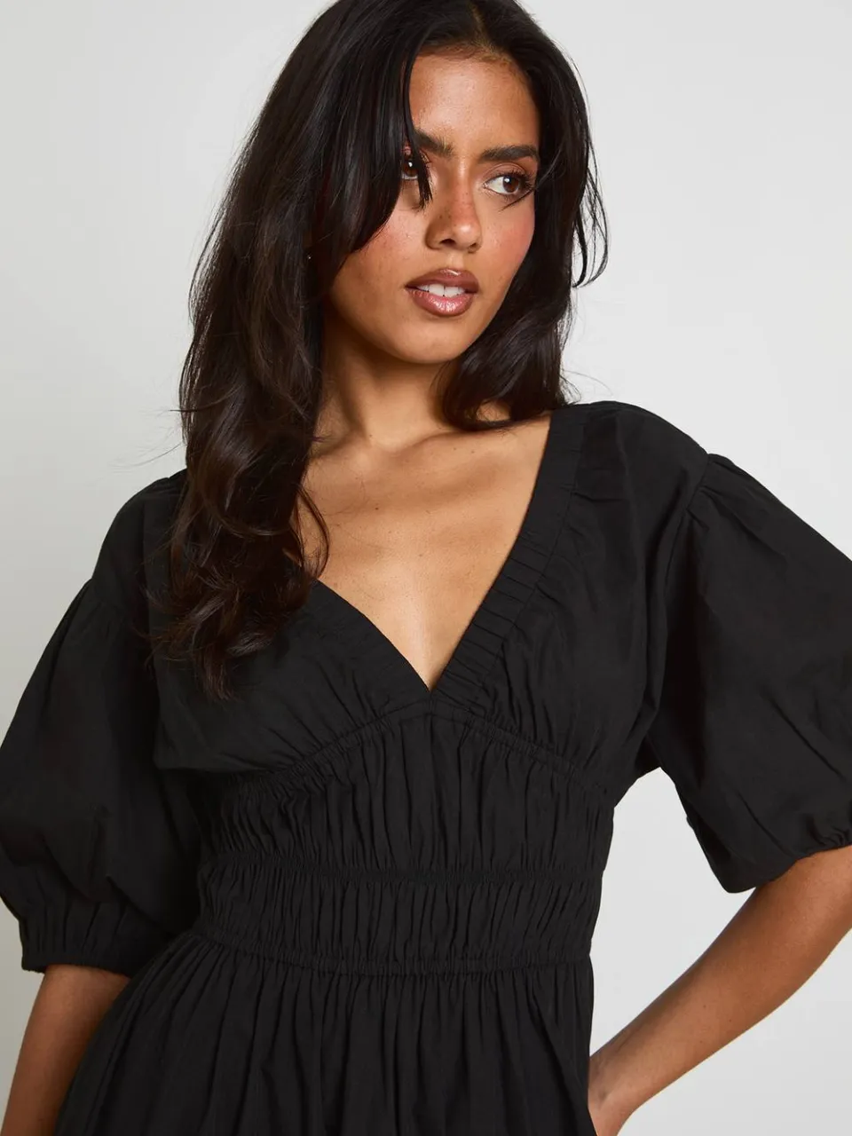 boohoo Dames Katoenen Popeline Maxi Jurk Met Gerimpeld Lijfje, V-hals En Pofmouwen zwart, foto 3