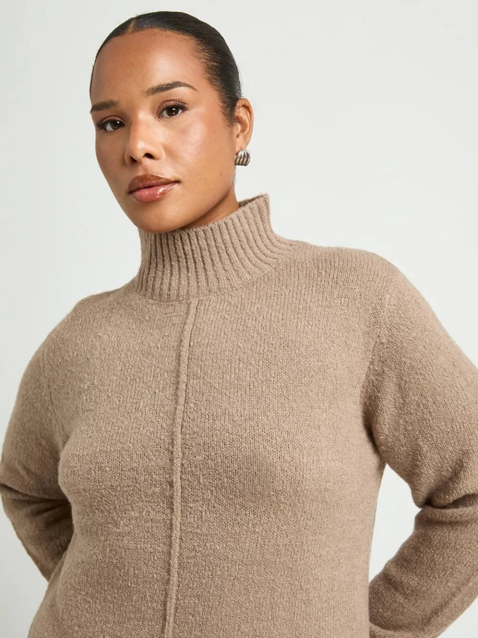 boohoo Dames Plus Trui-jurk Met Hoge Hals En Naaddetail In Gebreide Mini-lengte taupe, foto 4