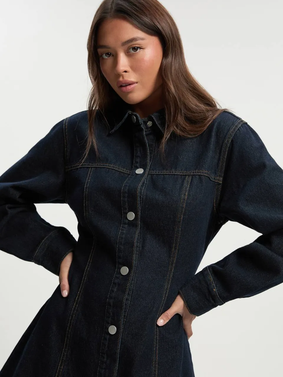 boohoo Dames Denimjurk met lange mouwen en getailleerde taille, foto 3