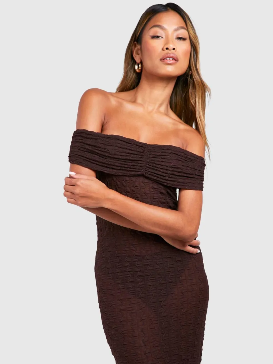 boohoo Dames Bardot geruichte textuur midaxi-jurk chocoladebruin, foto 3