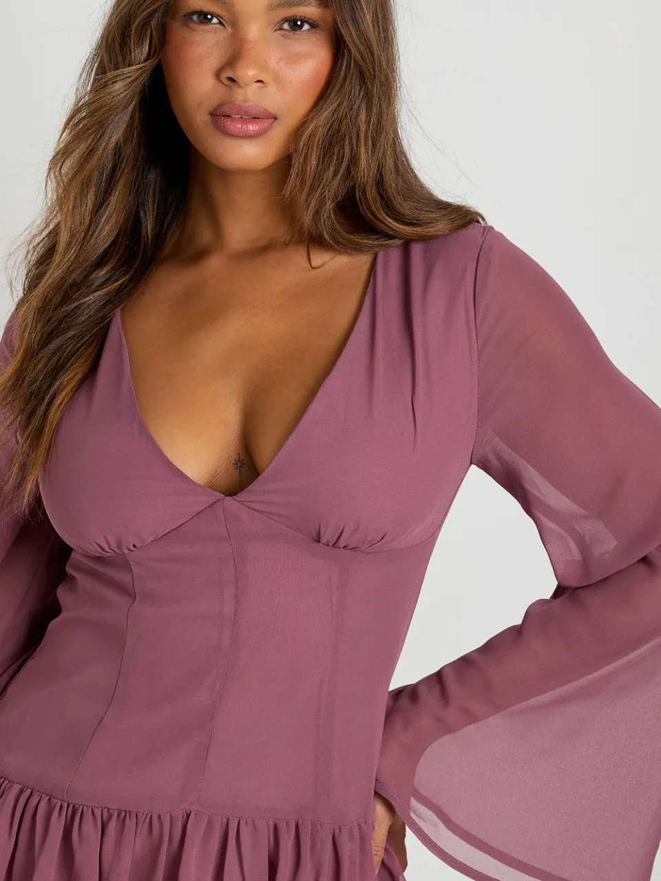 boohoo Dames Chiffon mini-jurk met lage taille en pofbal roos, foto 4
