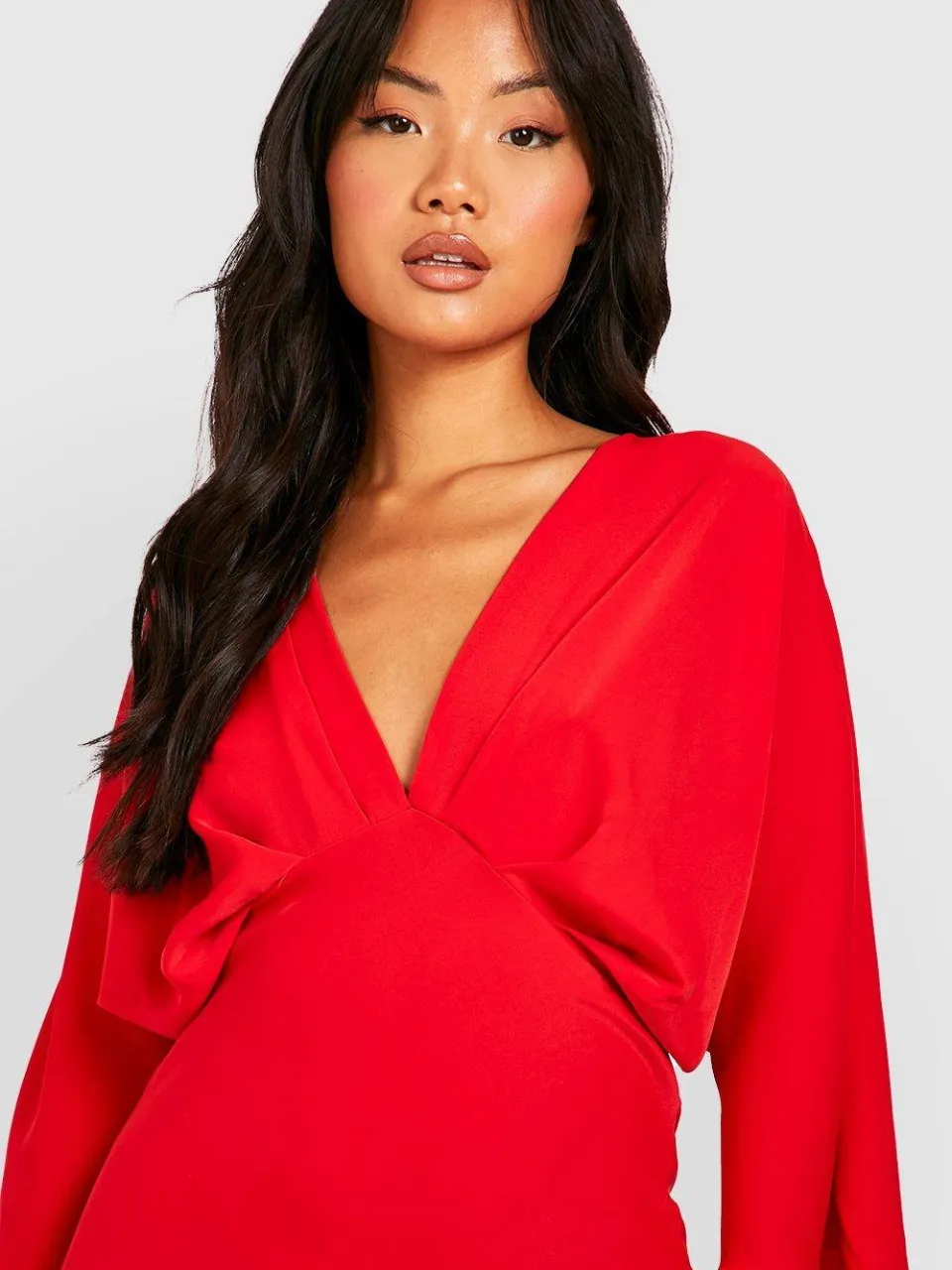 boohoo Dames Petite Schuine Snit Maxi Jurk met Engelenmouwen rood, foto 2