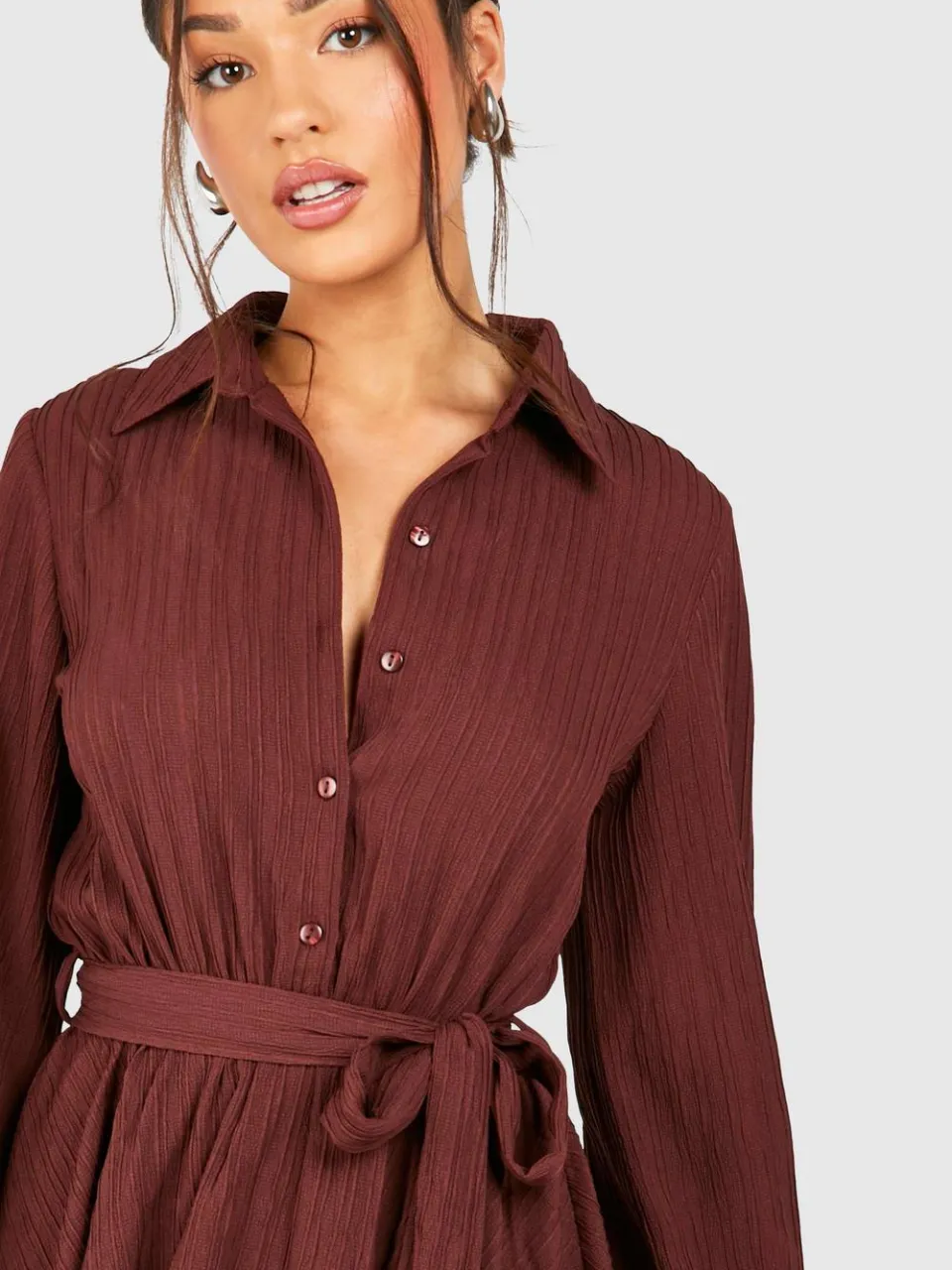 boohoo Dames Petite Crinkle Skater Shirtjurk chocoladebruin, foto 3