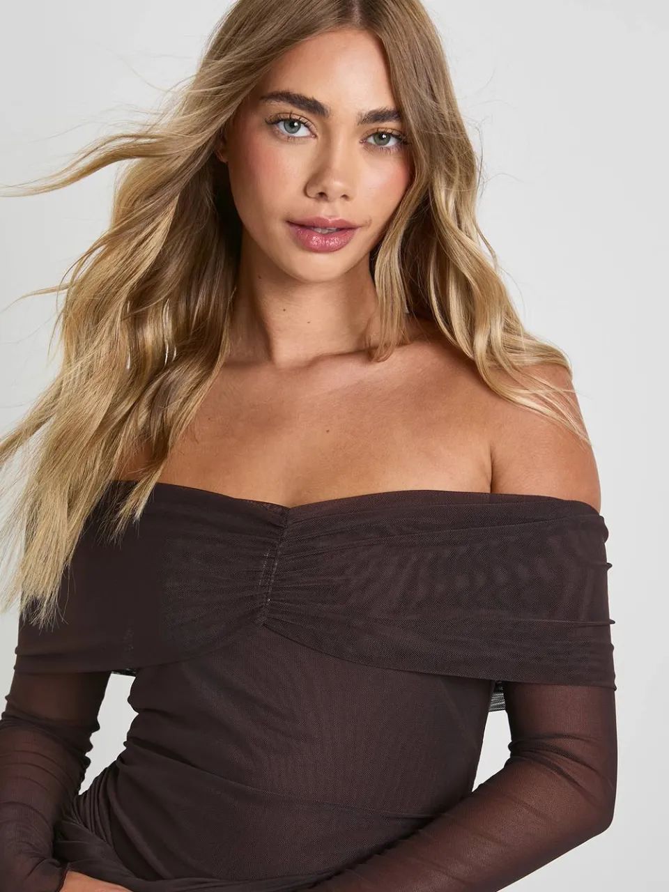 boohoo Dames Mesh Twist Front Bardot Mini Jurk chocoladebruin, foto 4