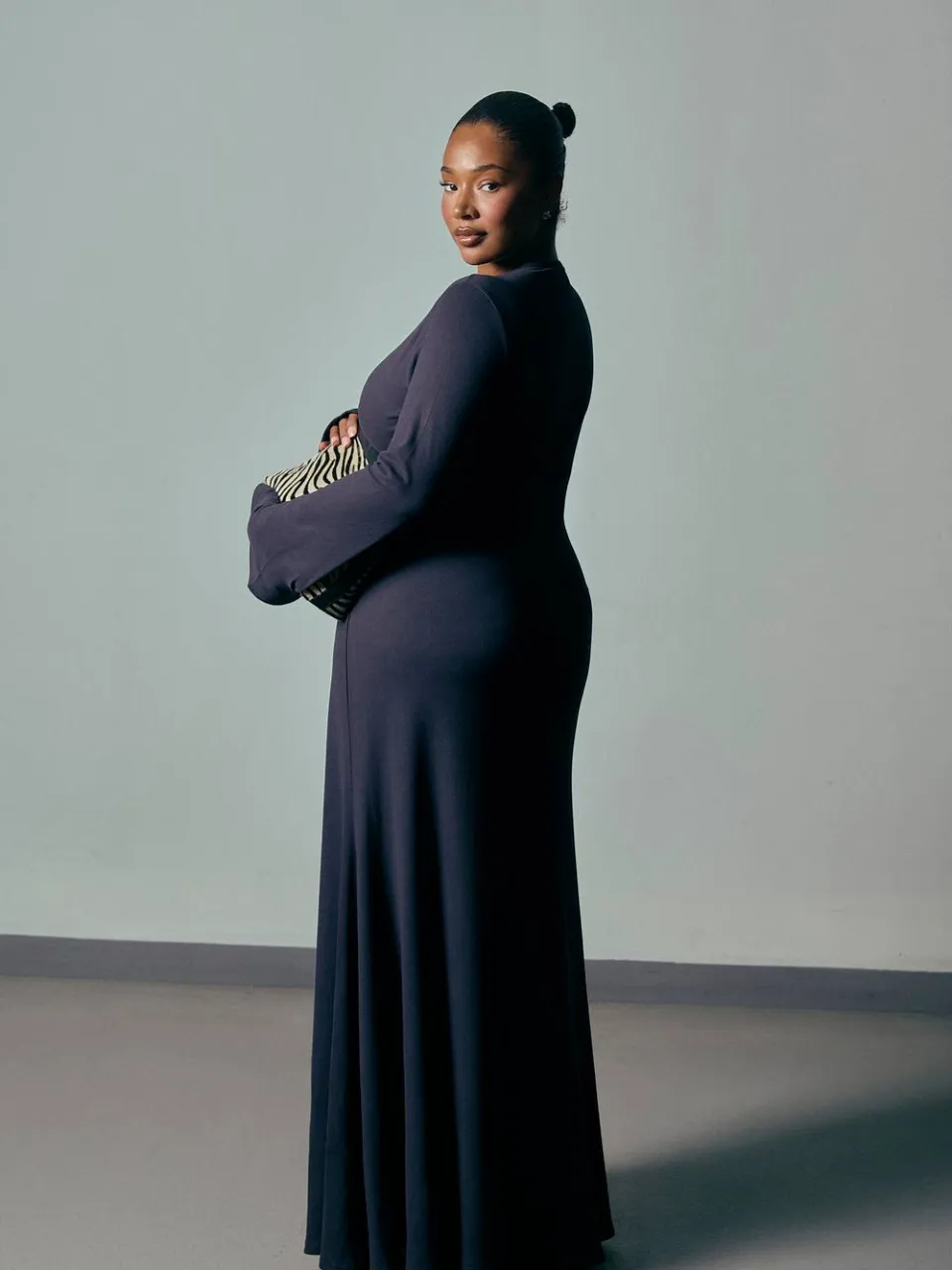 boohoo Dames Plus Basic Supersoft Maxi Jurk Met Uitlopende Mouwen zwart, foto 3
