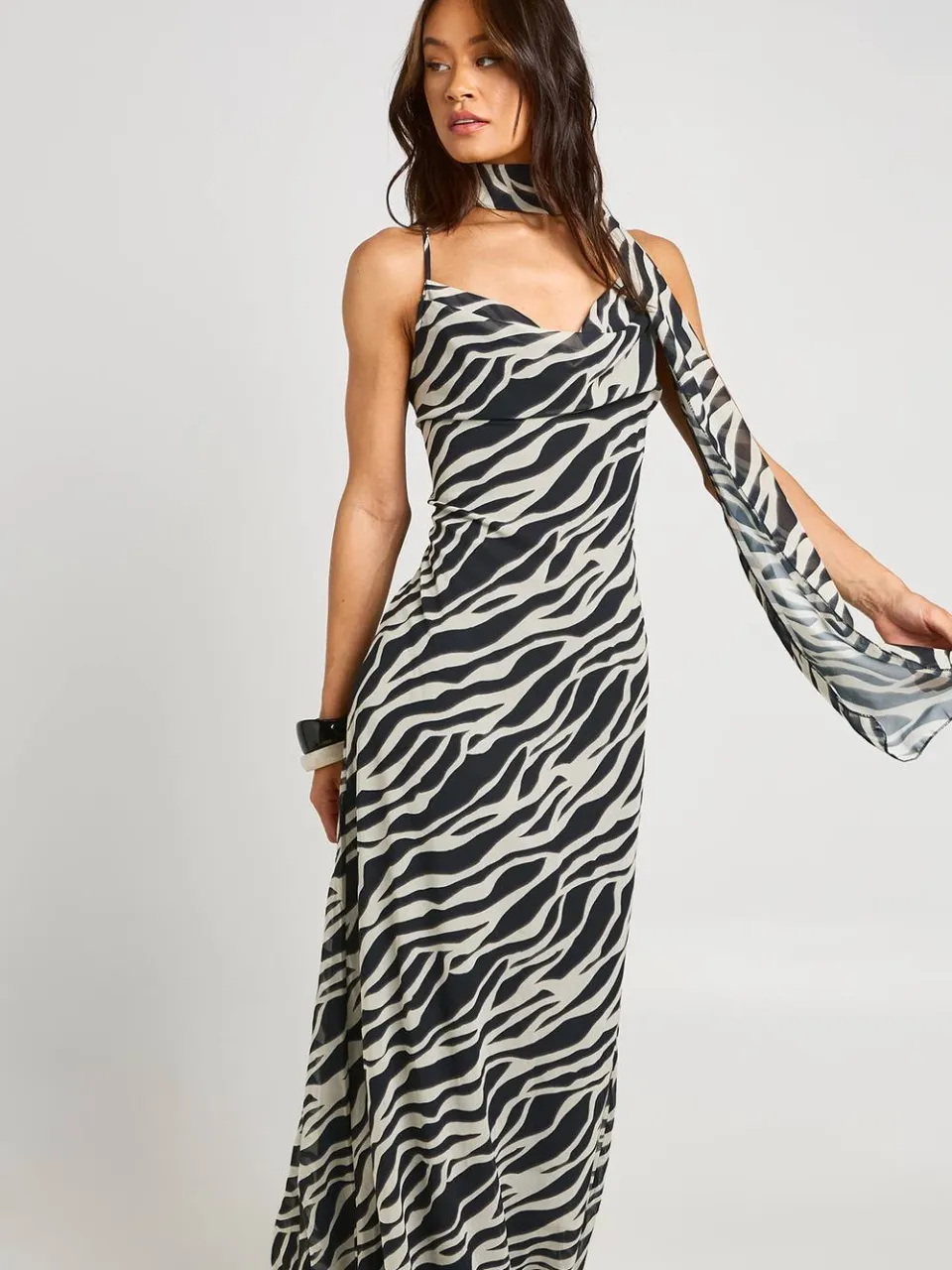 boohoo Dames Lange Maxijurk Met Zebraprint Van Chiffon, Watervalhals En Sjaal zwart, foto 3
