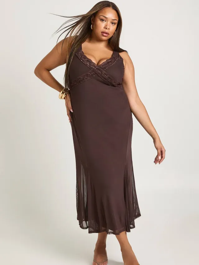 boohoo Dames Plus Kanten Slip Jurk Chocoladebruin
