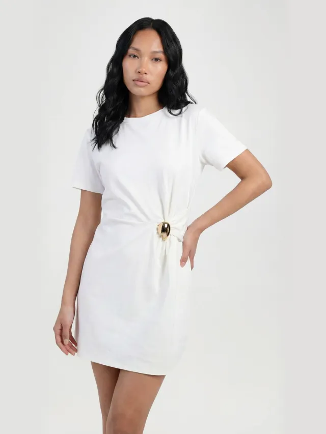 boohoo Dames T-shirt Jurk Met Goudkleurig Detail Crème
