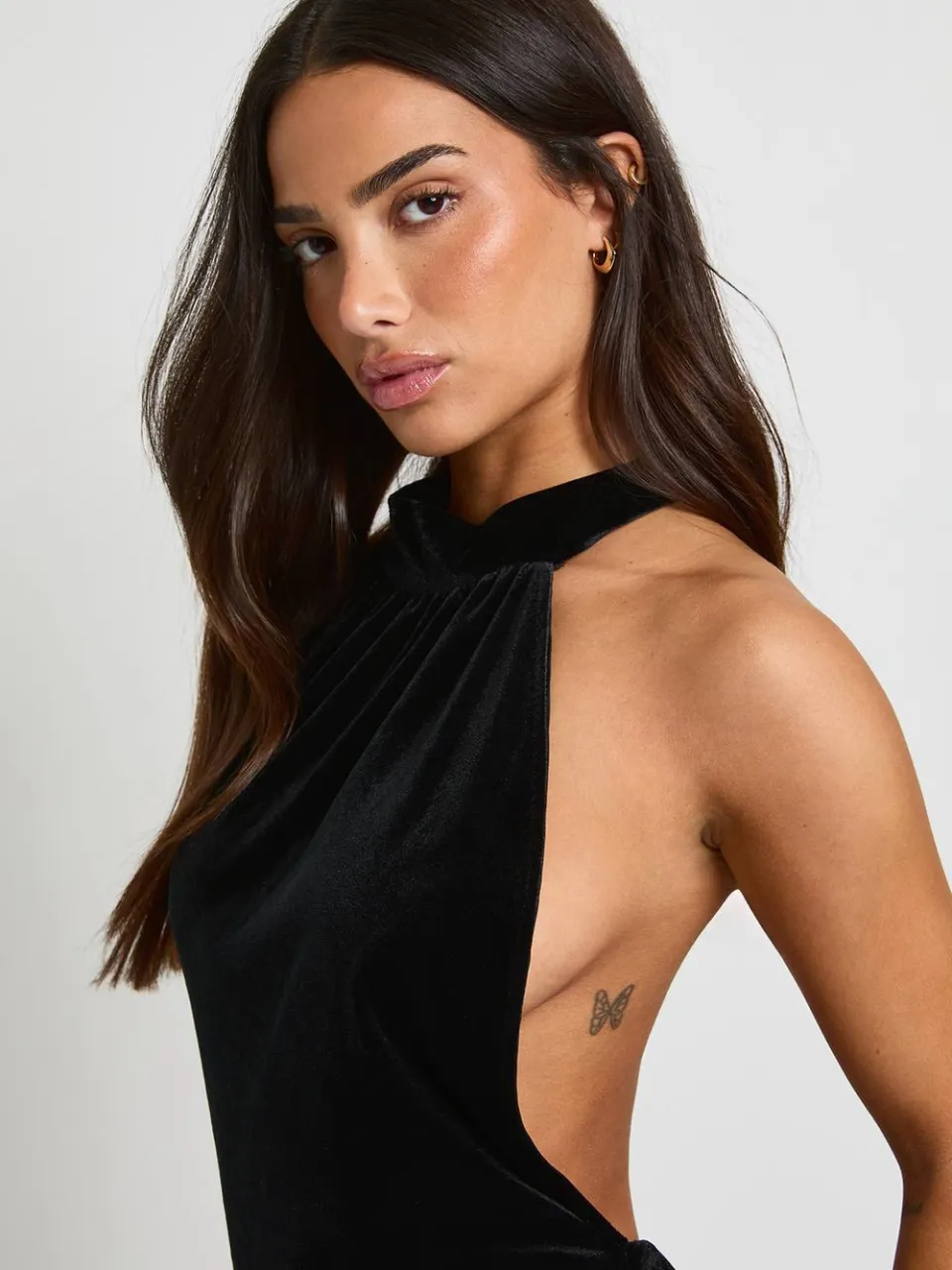 boohoo Dames Kleine fluwelen hoge hals minijurk zwart, foto 3