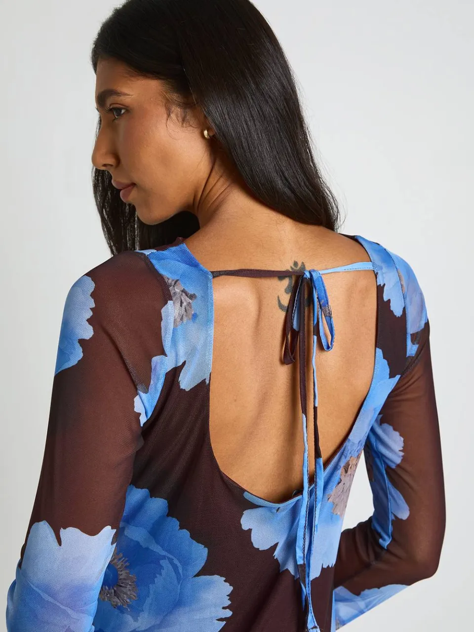 boohoo Dames Lange Bloemen Mesh Jurk Met Uitlopende Mouwen Mini chocoladebruin, foto 4