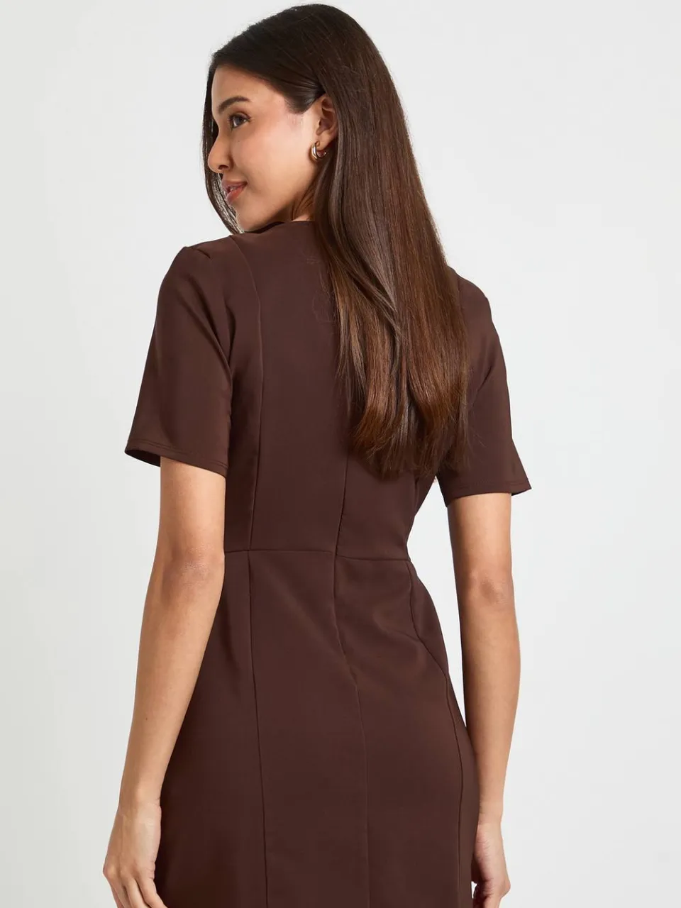 boohoo Dames Mini-jurk Met PlooiDetail En Getailleerde Pasvorm chocoladebruin, foto 3