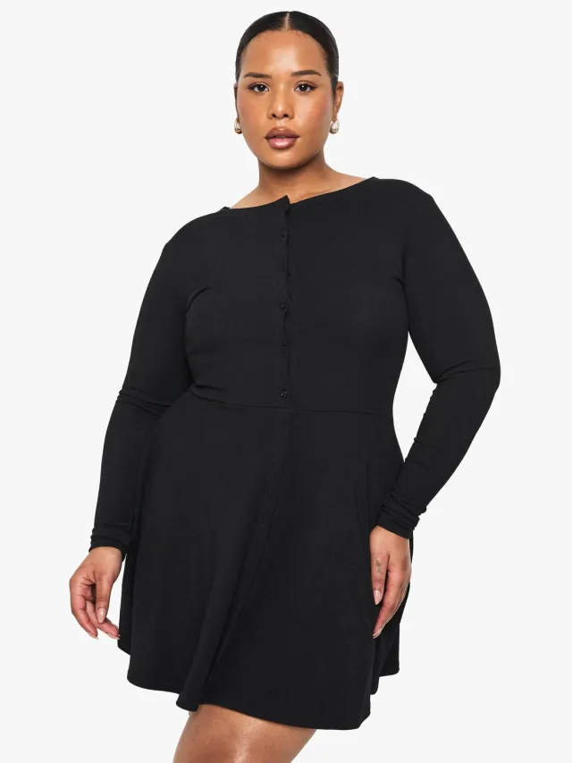 boohoo Dames Plus-size geribde mini-skaterjurk met knopen vooraan Zwart