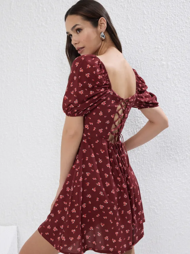 Trendyol TRENDYOLMİLLA Dames Bordeaux Bloemen Kort / Mini Kort Casual Skater Jurken Bordeauxrood