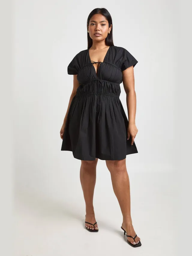 boohoo Dames Plus Katoenen Popeline Gesmockte Mini Jurk Zwart