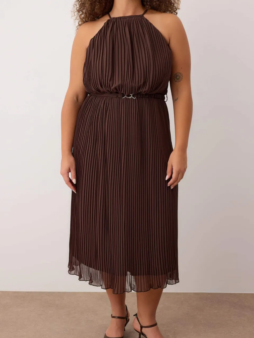 Trendyol Curve Dames Bruin Effen Maxi Mouwloos Feest Bodycon Grote maten Jurk, foto 2