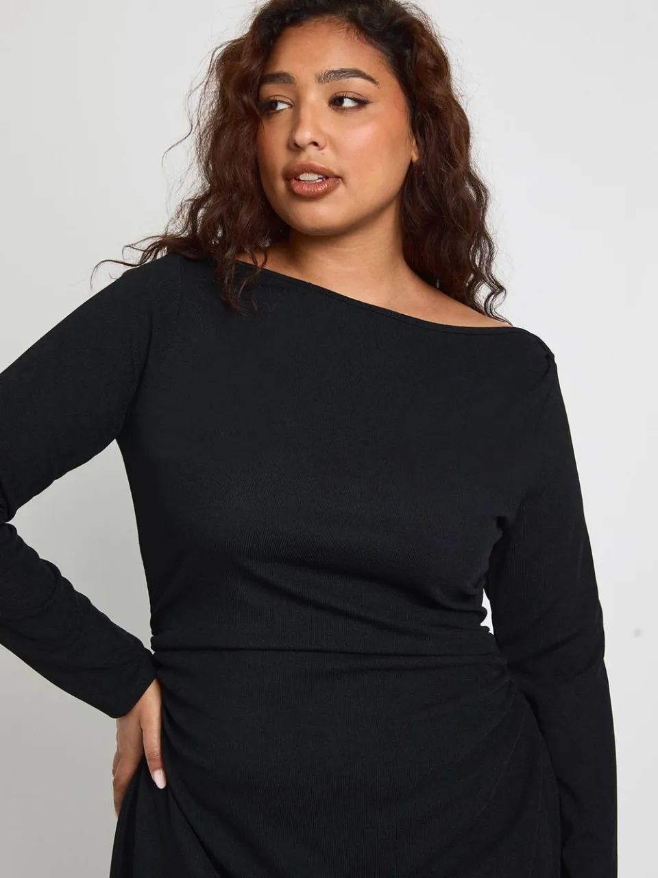 boohoo Dames Plus lange mouwen gerafelde mini-jurk zwart, foto 4