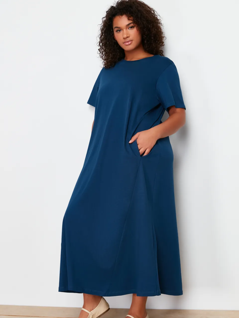Trendyol Curve Dames Donkerblauw Effen Maxi Kort Casual Recht Grote maten Jurk Marineblauw/Blauw
