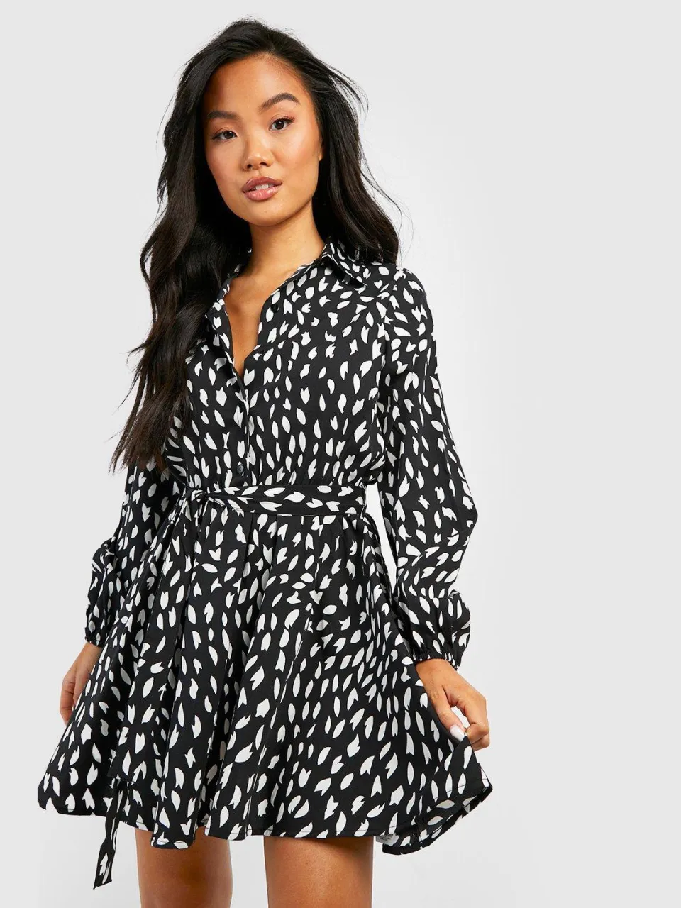 boohoo Dames Petite Smudge Print Skater Shirtjurk zwart, foto 3