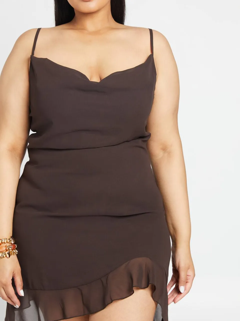 boohoo Dames Plus Mini-jurk Met Waterval Halslijn En Bandjes chocoladebruin, foto 4
