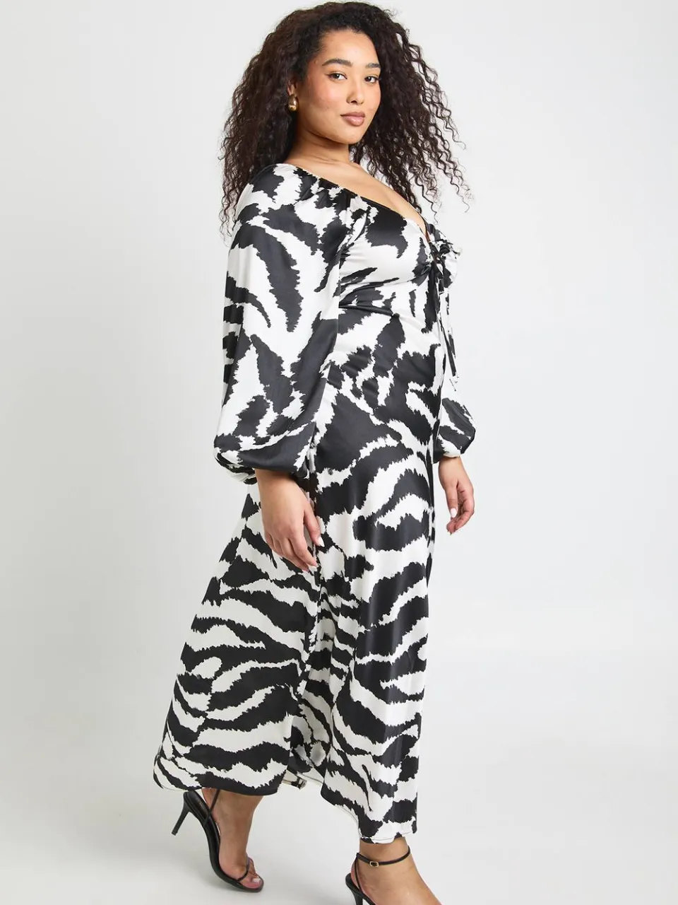 boohoo Dames Plus Gemengde Dierenprint Volume Mouw Satijn Midaxi Jurk zwart, foto 3