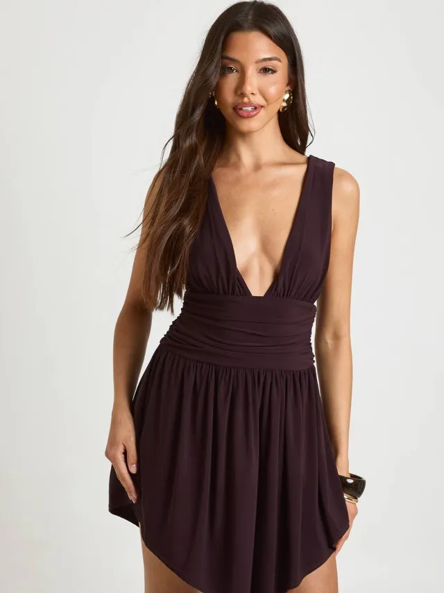 boohoo Dames Dubbele Laag Slinky Jurk Met Diepe V-hals En Geplooid Rokdeel Chocoladebruin