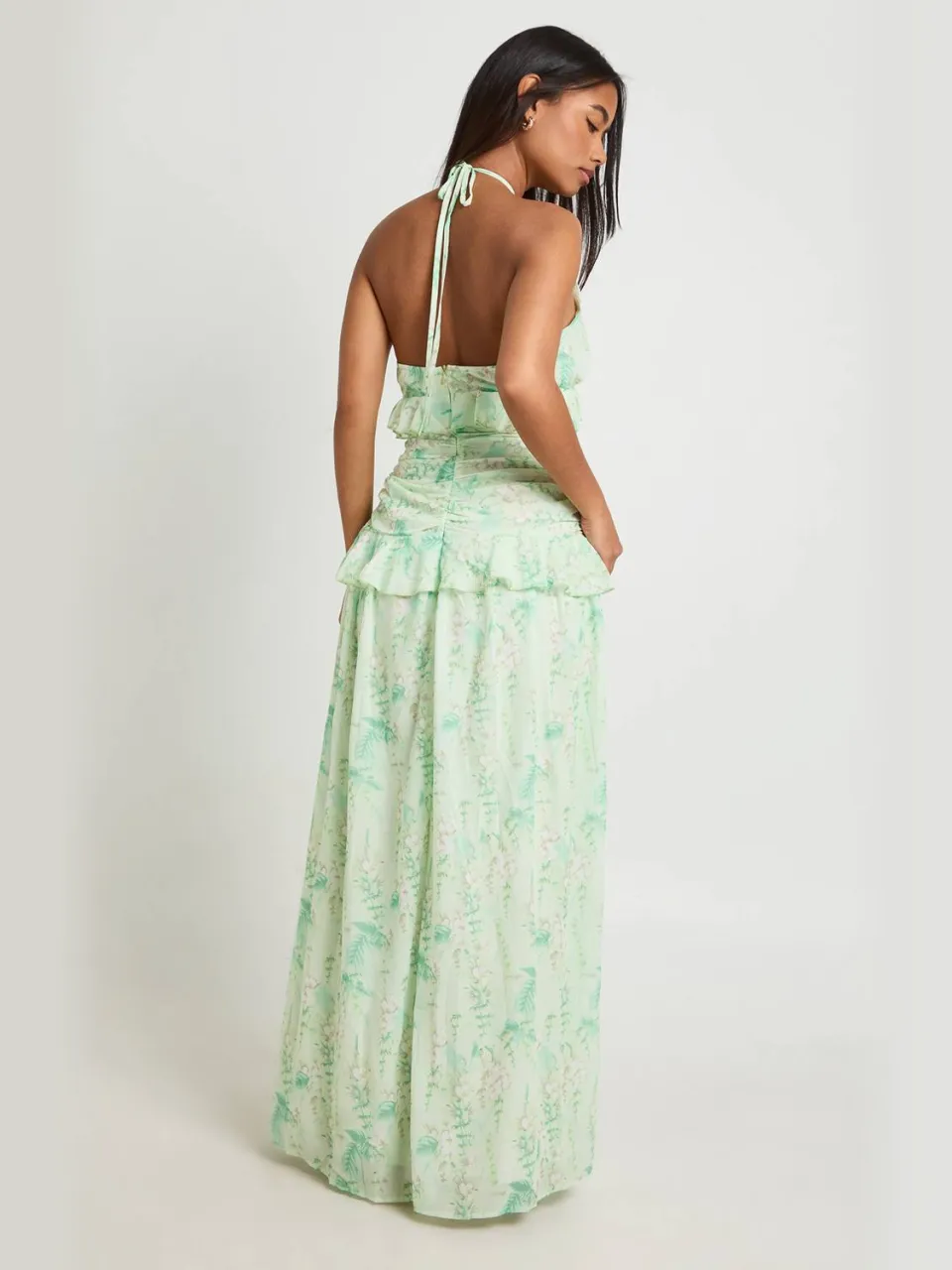boohoo Dames Bloemenjurk Met Halternek Van Chiffon Met Ruches In Maxilengte groente, foto 2