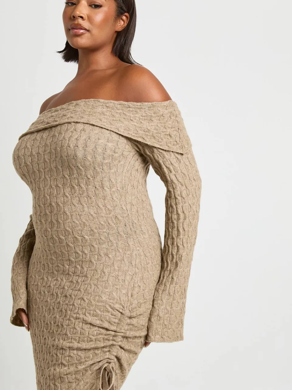 boohoo Dames Plus Soft Cable Asymmetrische Zoom Bardot Maxi Jurk mokka, foto 3