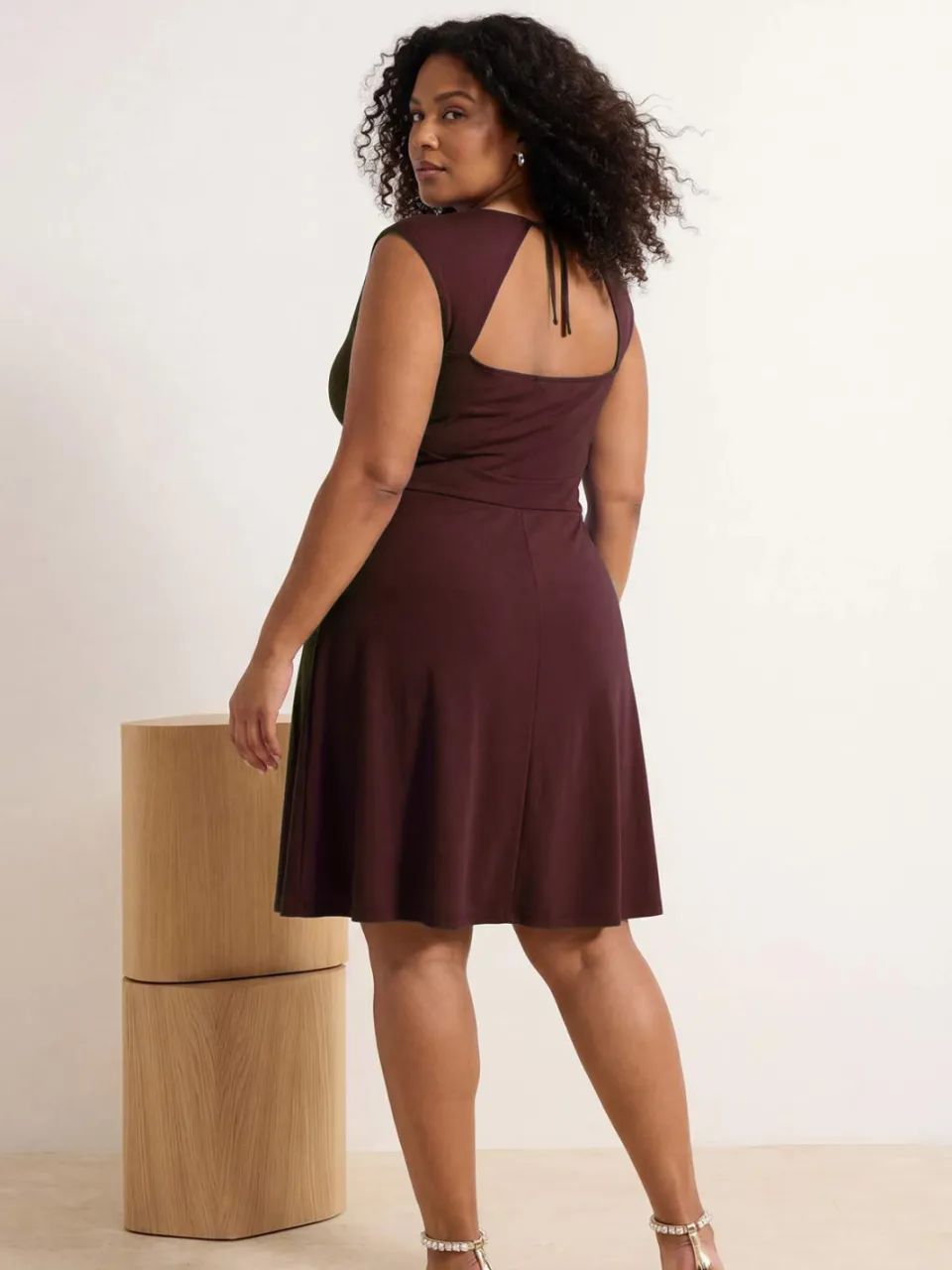 Trendyol Curve Dames Bruin Effen Kort / Mini Mouwloos Skater Grote maten Jurk, foto 2